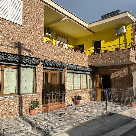 Guesthouse Kristi & Mari Vlore Exterior photo