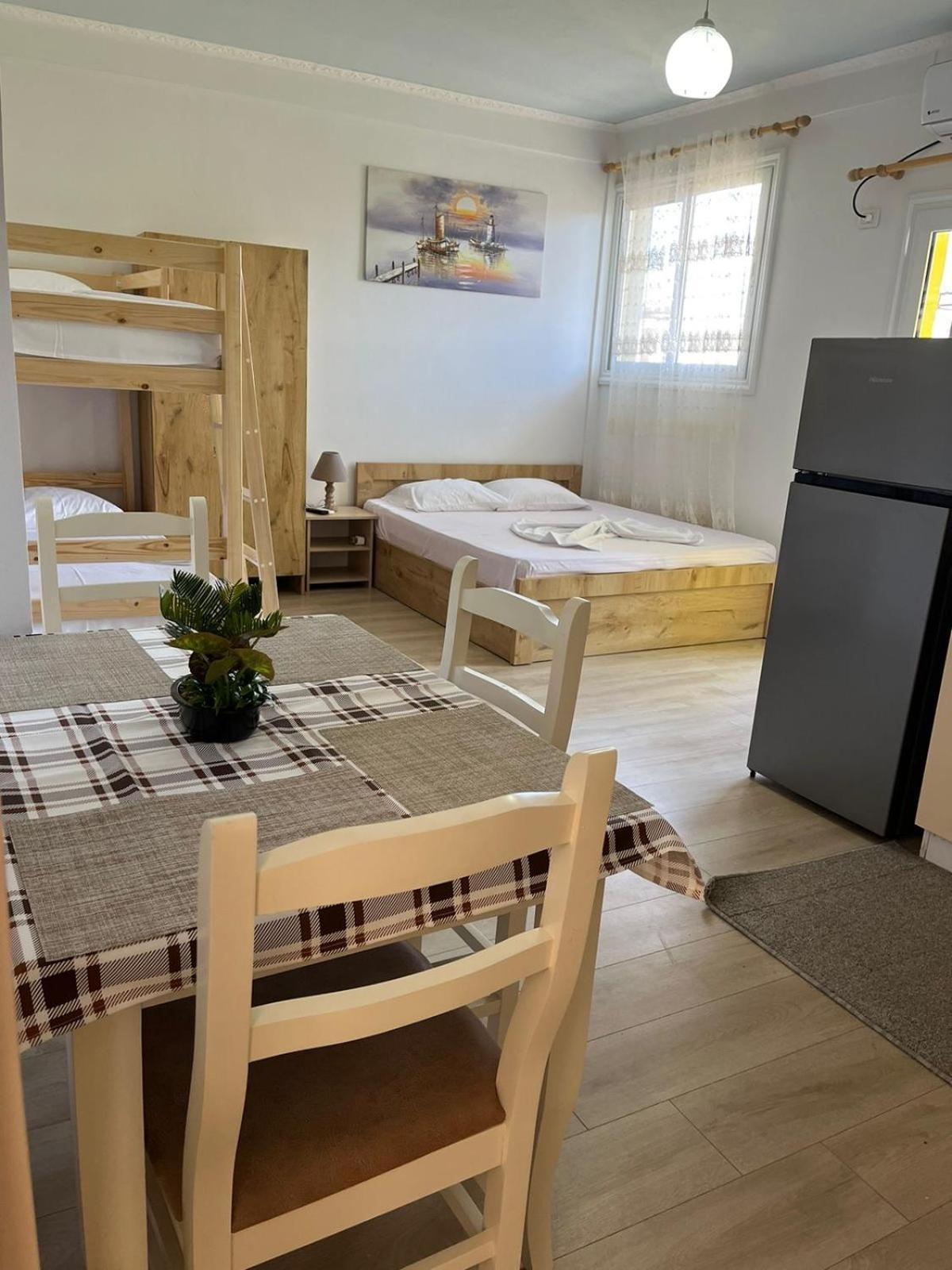 Guesthouse Kristi & Mari Vlore Exterior photo